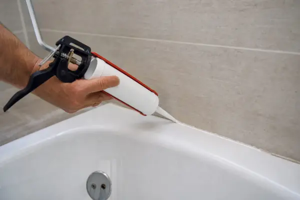 Cum repari infiltrațiile de apă din jurul căzii