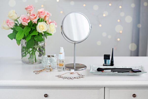 Măsuță de machiaj cu oglindă luminată albă – modele elegante pentru dormitor