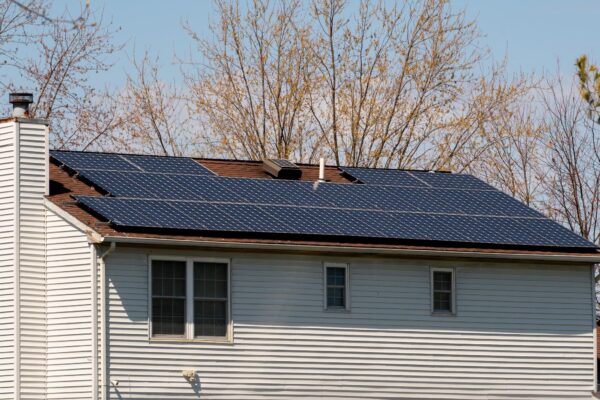 Merită să adaugi baterie la un sistem fotovoltaic existent?