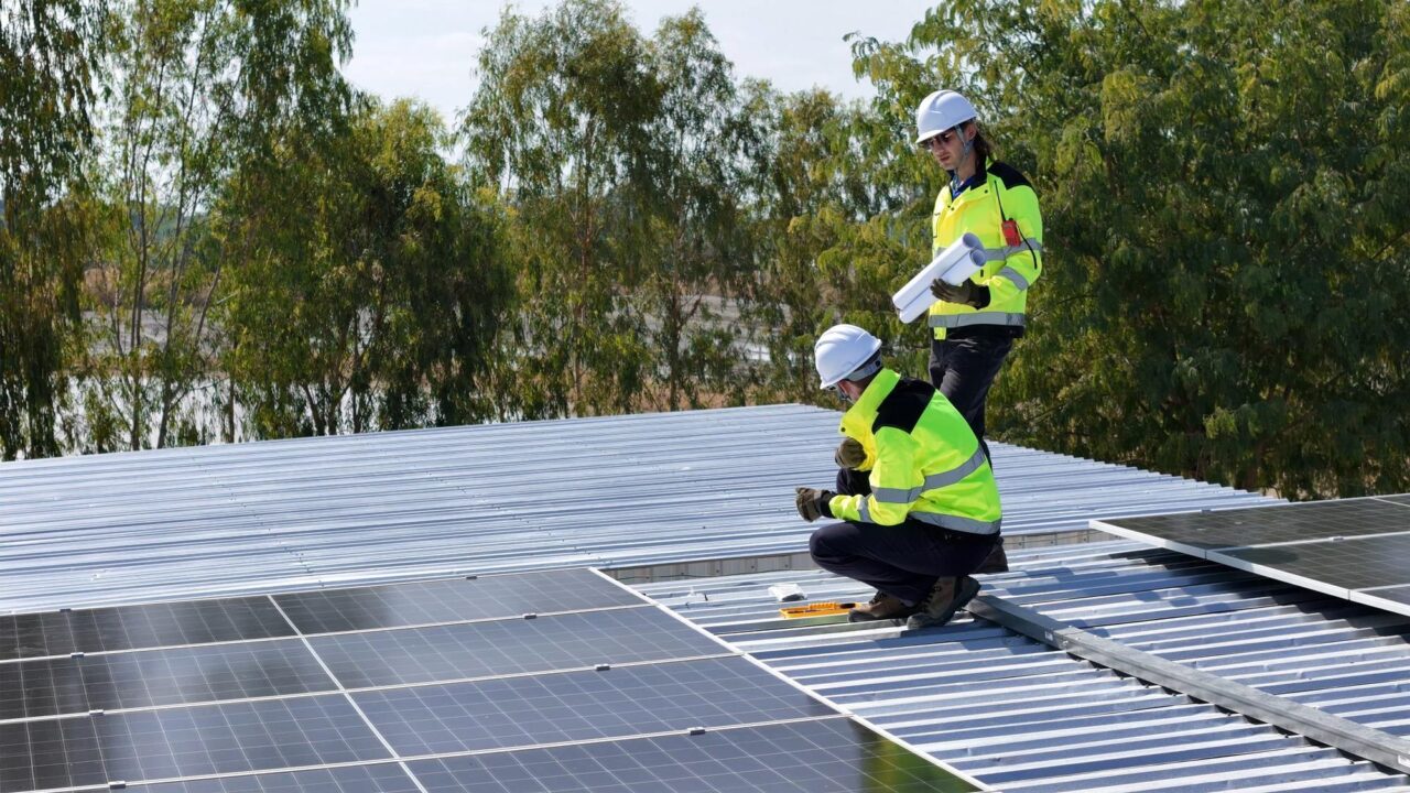 Panouri fotovoltaice pe țiglă metalică: cum se face montajul