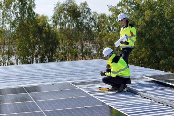 Panouri fotovoltaice pe țiglă metalică: cum se face montajul