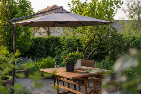 Cum alegi dimensiunea umbrelei de terasă în funcție de zona pe care vrei să o acoperi