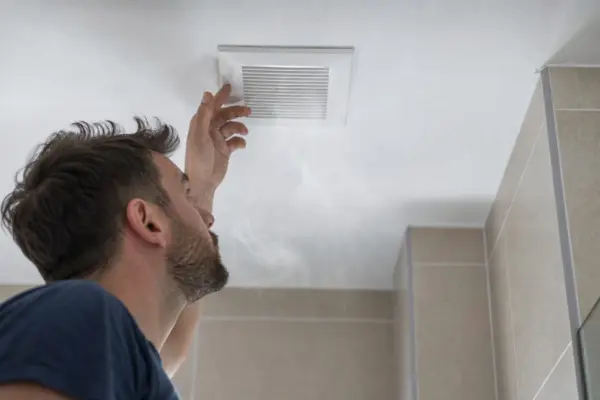 Aburul persistă după duș: ce verifici la ventilatorul din baie