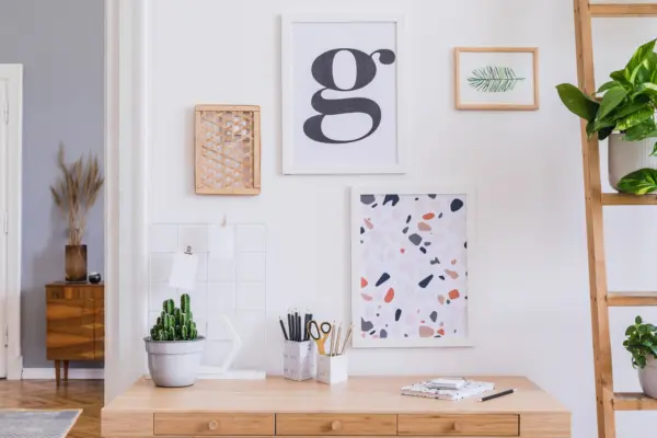 Ce pui pe peretele din spatele biroului pentru un decor plăcut