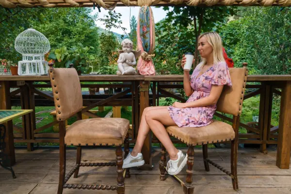 Mobilier de exterior din lemn, metal sau ratan? Ce variantă alegi